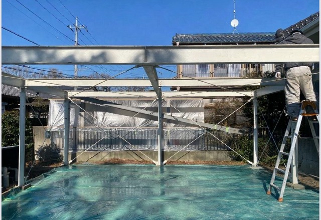 鉄骨フレームの塗装作業