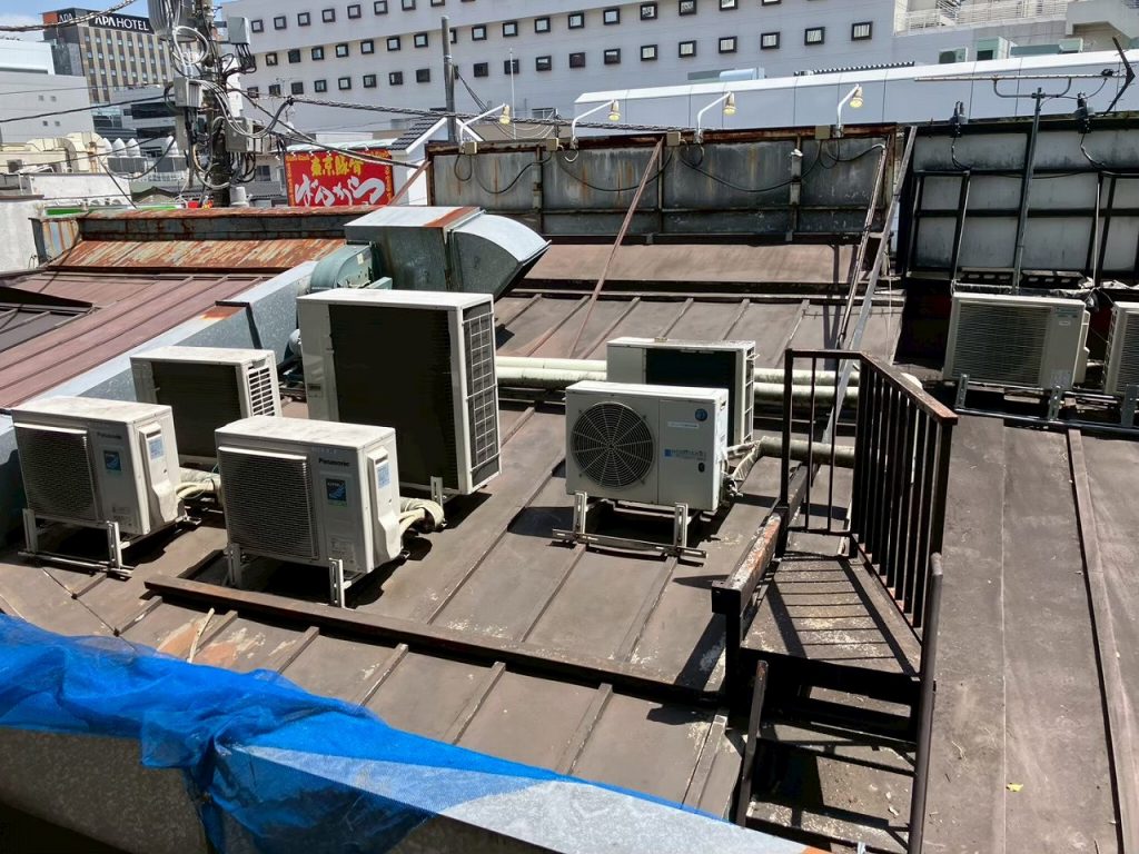 設備が並ぶ金属屋根全景