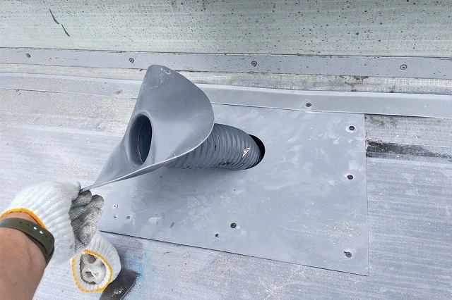 防水シートの敷設作業