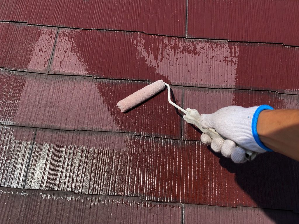 屋根の下塗り作業