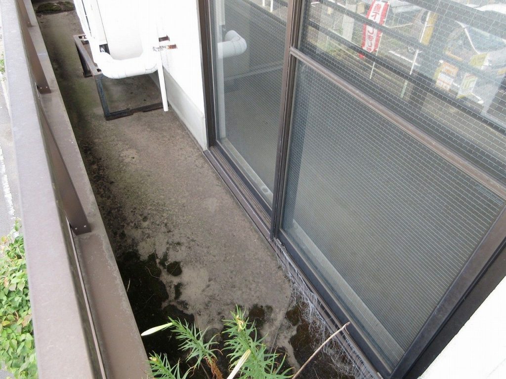 ベランダ床の汚れ