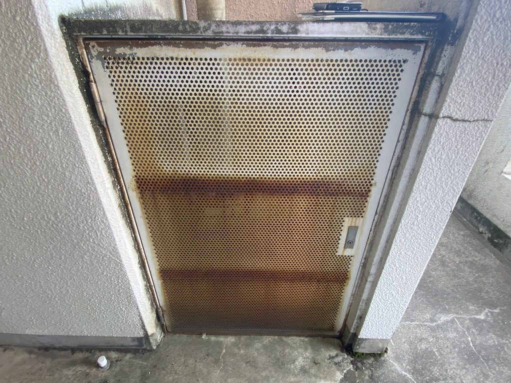 錆が進んだ鉄製扉