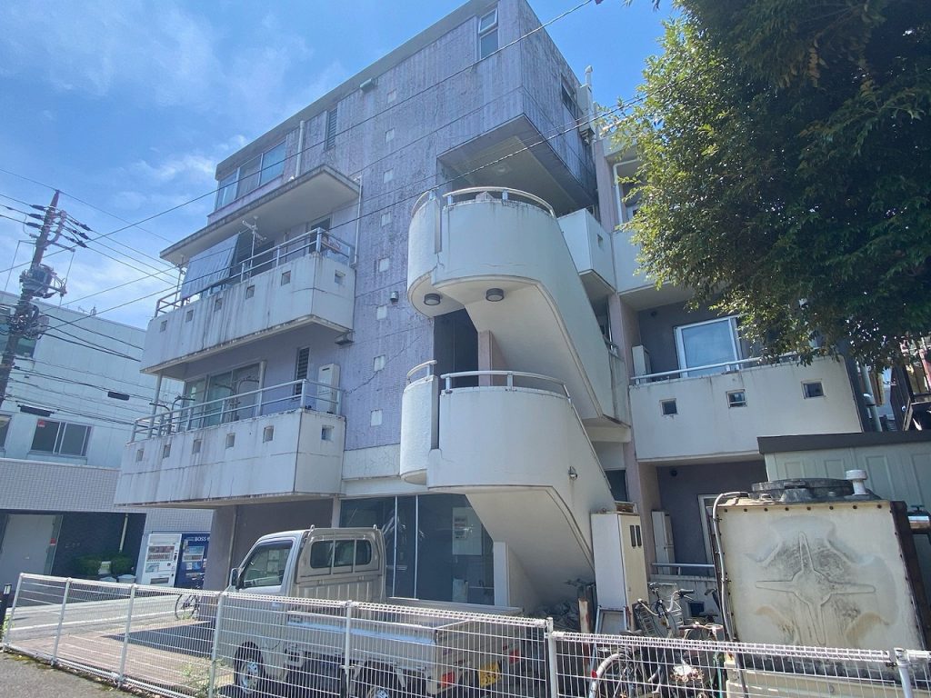 側面外観と階段部