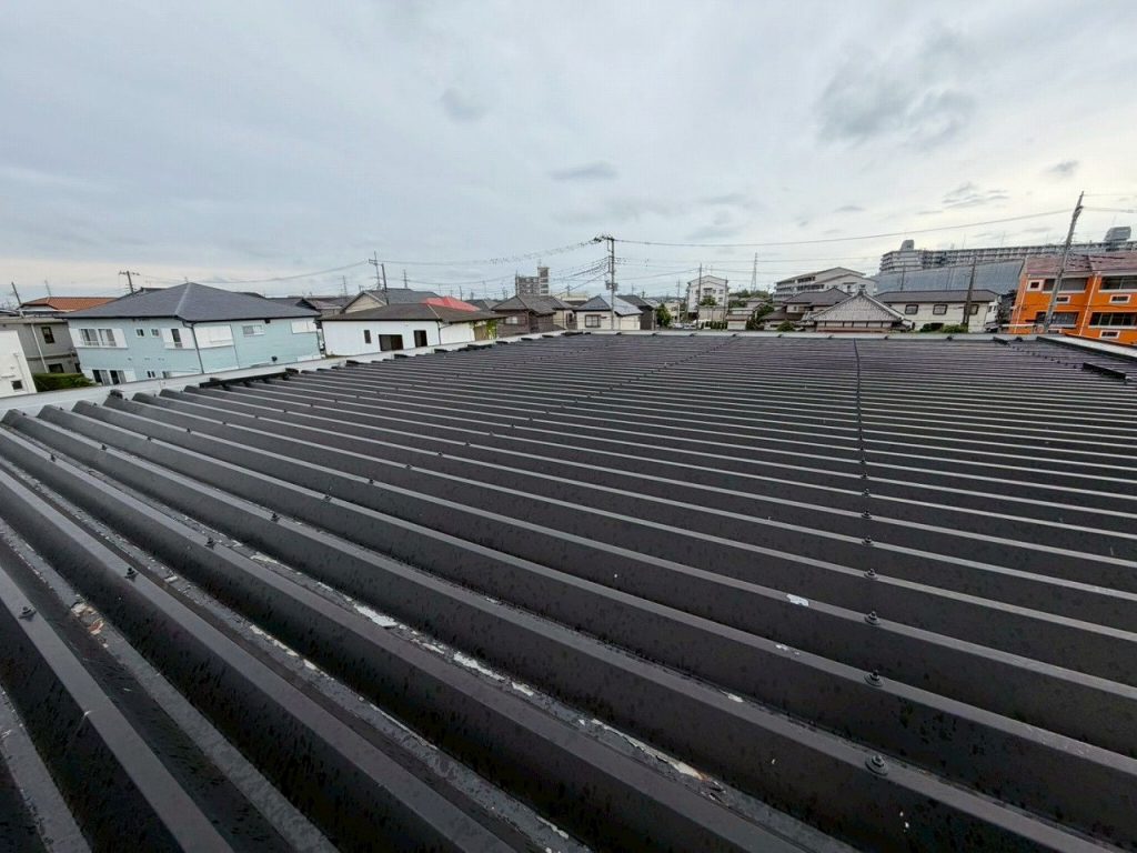 折板屋根の全景