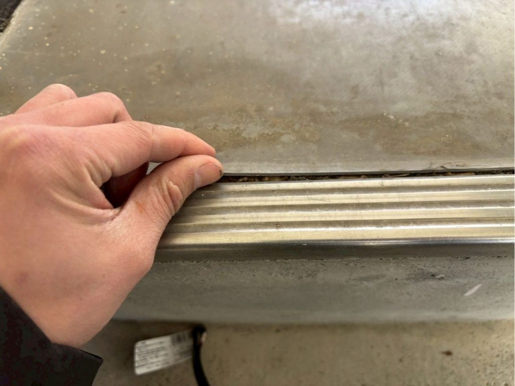 階段板金の浮き