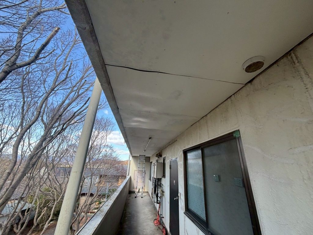 通路上軒天のたわみ