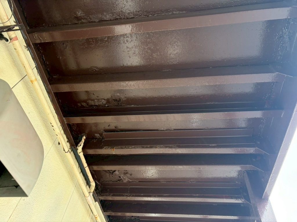 鉄骨階段裏の塗装面