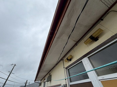 軒天の汚れと色むら