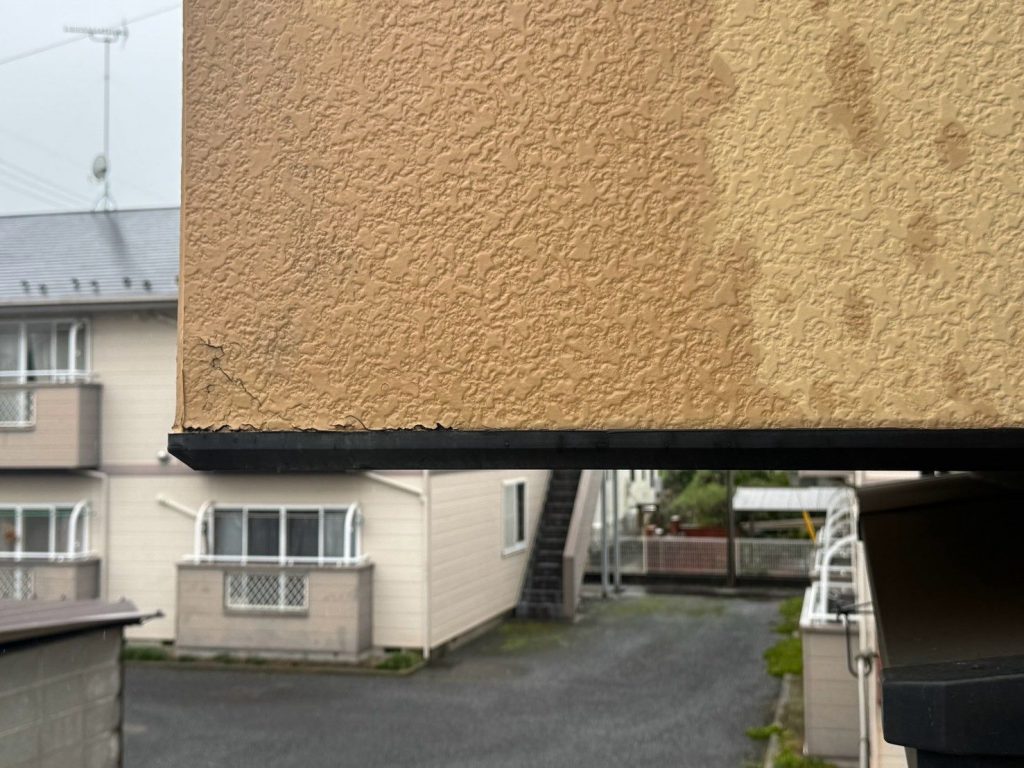 外壁端部のひび割れ