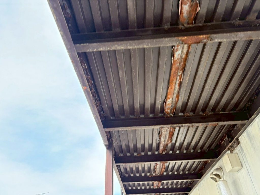 錆びた通路屋根裏鉄部
