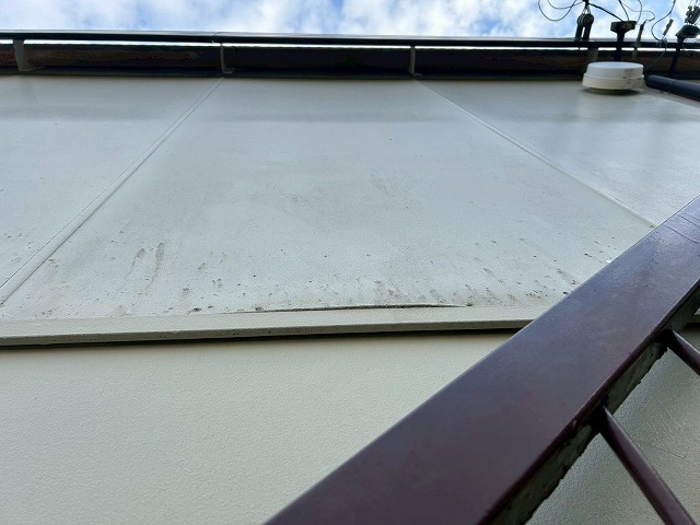 上部外壁の浮きと汚れ