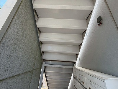 階段裏の鉄骨状況