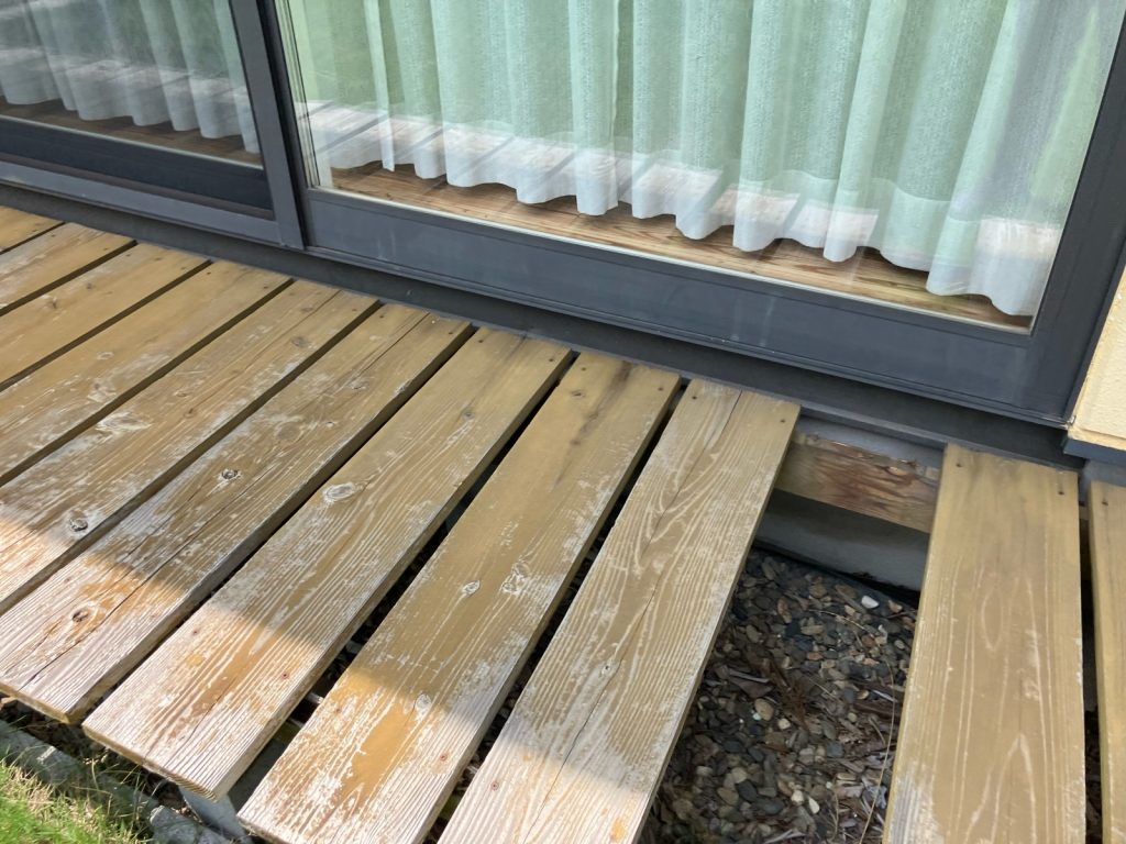 色あせた木製デッキ