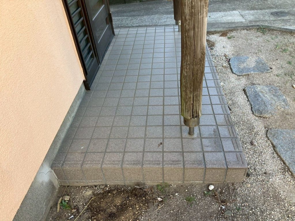 玄関ポーチ脇のひび