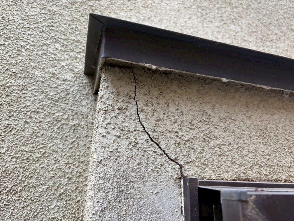 窓上角の外壁ひび割れ