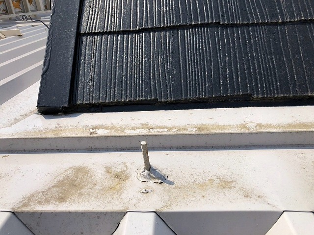 屋根と金属屋根の取り合い部の異常