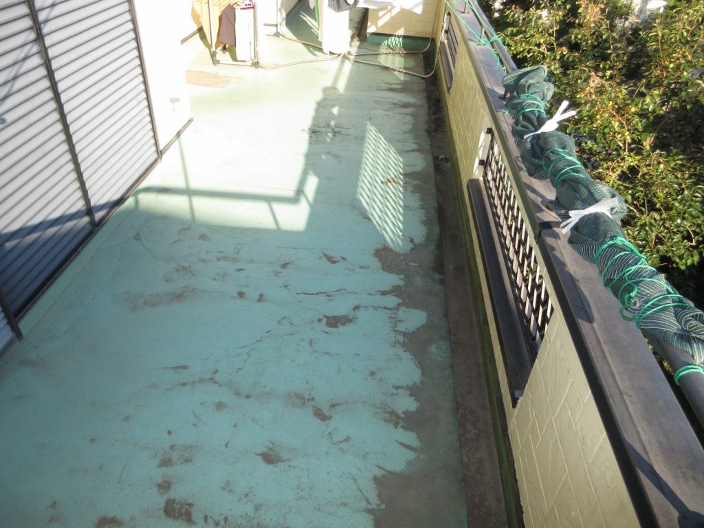 摩耗したベランダ床面
