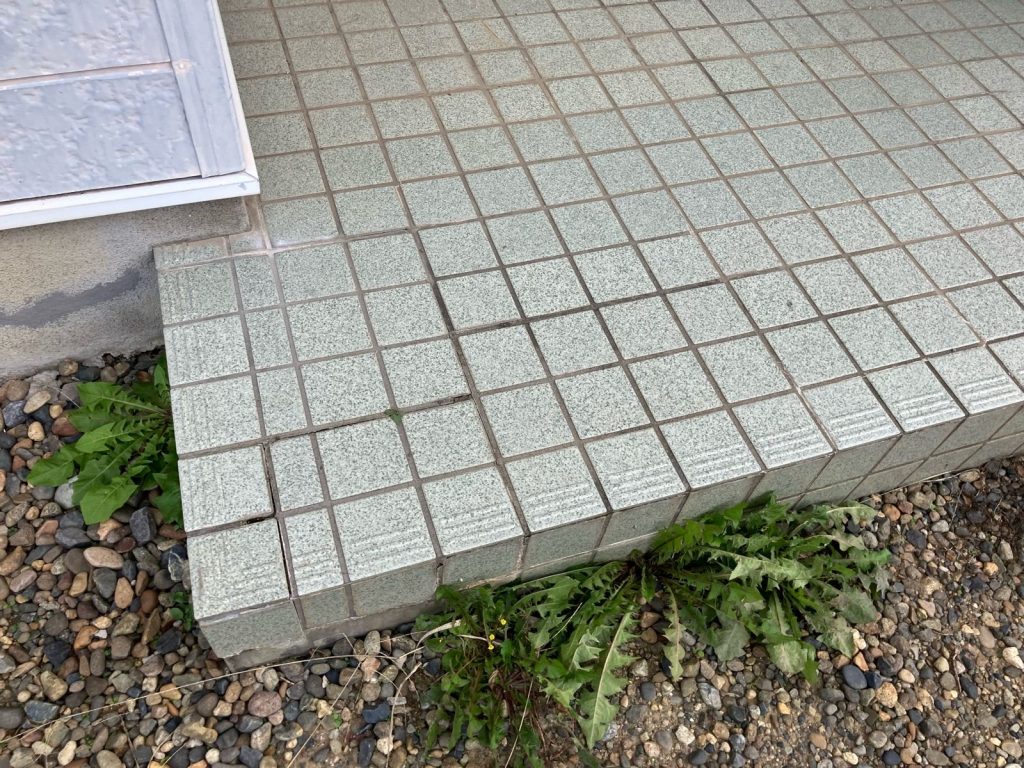 玄関ポーチのタイル