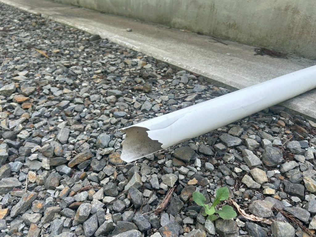 割れた雨樋の先端
