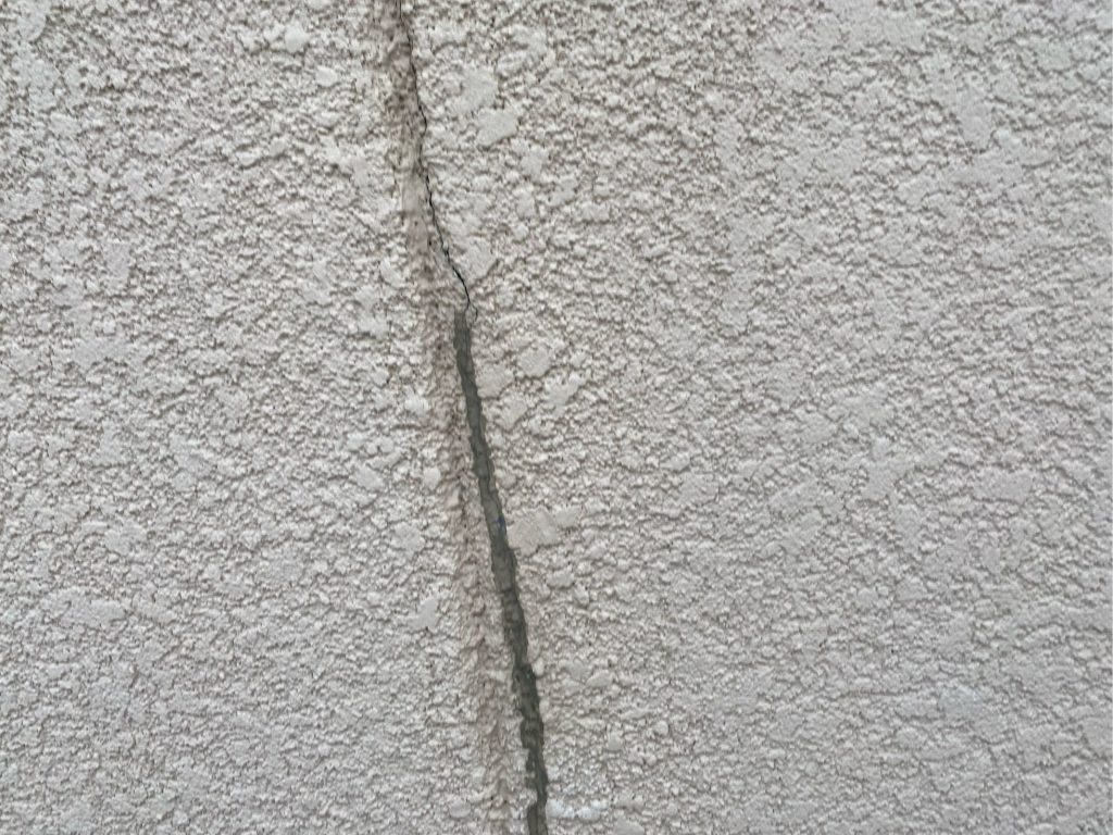 外壁の縦ひび割れ