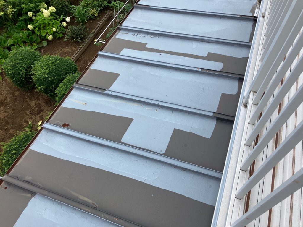 庇の補修跡全体