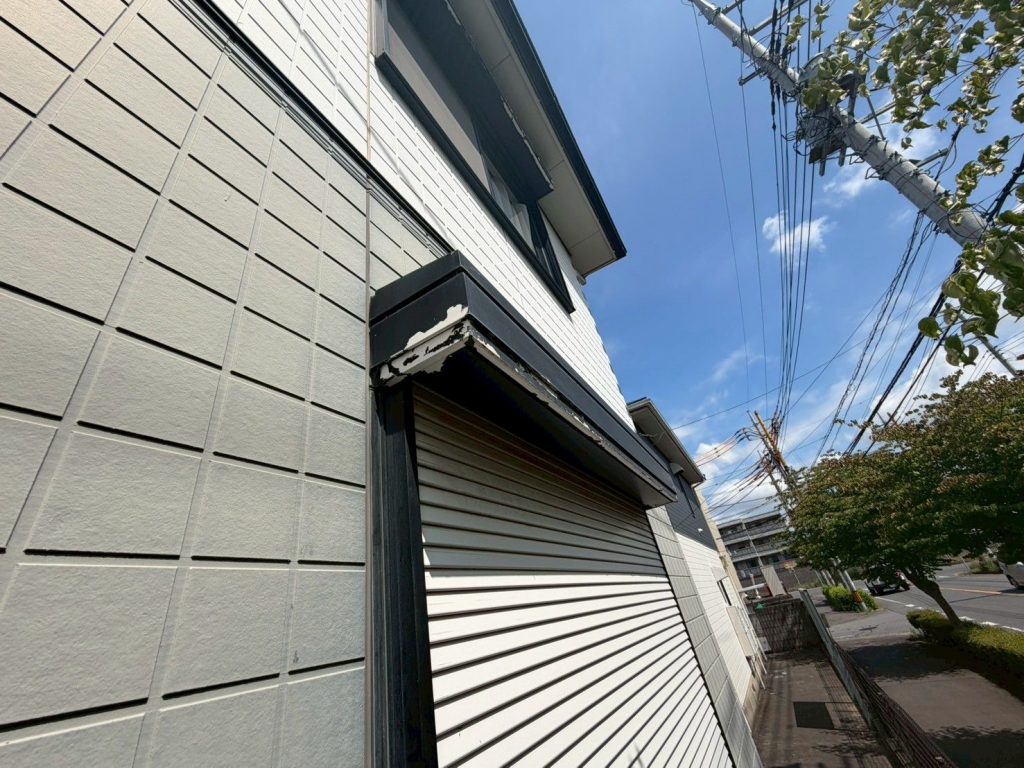 塗膜剥がれた庇