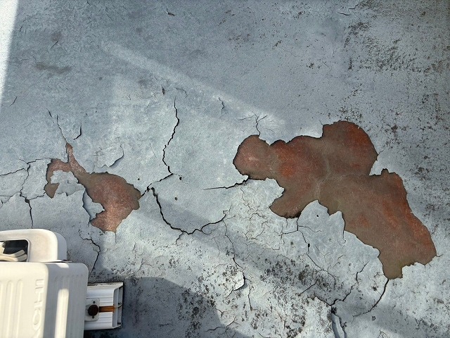 広範囲で基材が露出している危険な状態