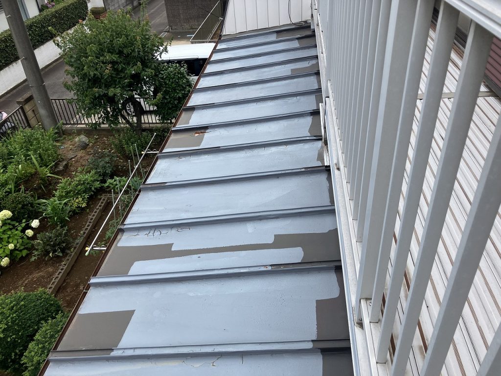 ベランダ下の劣化屋根