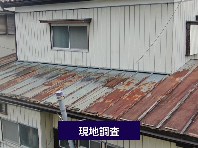 トタン屋根の広範囲な錆と劣化