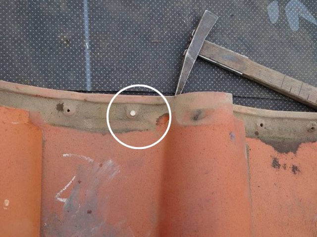 瓦の復旧作業　釘固定