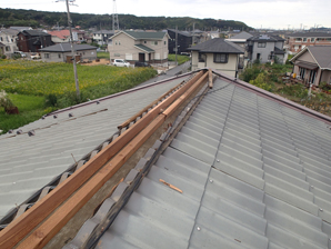 千葉県君津市君津駅　台風で飛散した棟板金の補修と屋根塗装　施工前