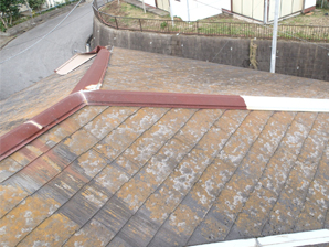 千葉県袖ケ浦市　台風で屋根の棟板金が剥がれている施工前