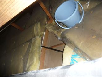 三鷹市　コロニアル屋根の雨漏り調査　天井裏