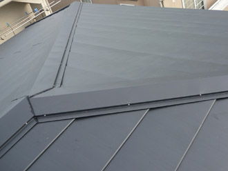 府中市　屋根が二重になる屋根カバー工法　棟板金の設置完成
