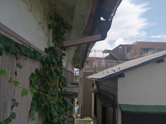 東京都中野区で雪で壊れた雨樋の交換工事をおこないました、施工前写真