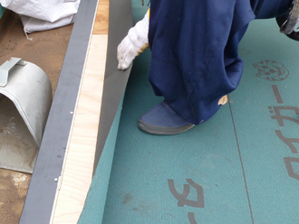 新宿区　瓦棒屋根　葺き替え工事　カラールーフィングを使った防水紙の設置