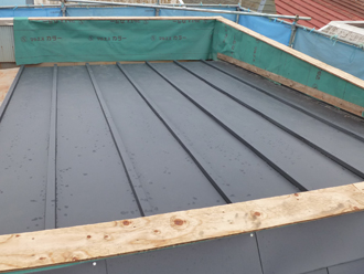 新宿区　瓦棒屋根　葺き替え工事　ガルバリウム鋼板の屋根材設置