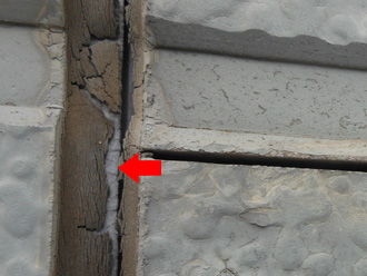 千葉市稲毛区　現地調査　外壁の目地のコーキングが傷んでいる