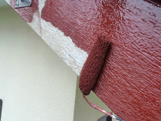 墨田区で破風板と鼻隠しの塗装　破風板を下塗り