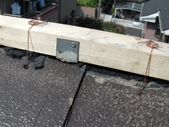 千葉市美浜区　棟瓦取り直し工事　芯材を銅線で固定