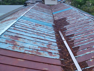 袖ケ浦市　工場の雨漏り　塗膜が剥がれたM字屋根