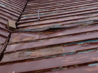 袖ケ浦市　工場の雨漏り　屋根材が剥がれている