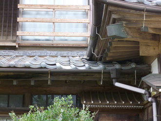 富津市　入母屋造の屋根の雨漏り点検