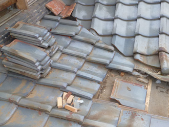 富津市　入母屋造の屋根の雨漏り点検　瓦を外して確認