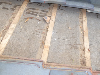 富津市　入母屋造の屋根の雨漏り点検　以前の雨漏りで交換した比較的新しい防水紙