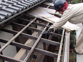 江戸川区　ベランダ屋根の工事　古い波板を撤去