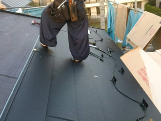 屋根カバー工法施工の様子