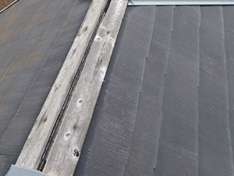 墨田区　飛散した棟板金と屋根塗装が必要な状態の屋根