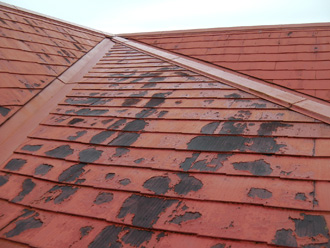 荒川区　屋根塗装前の屋根の点検で塗膜の剥がれを確認