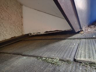 千葉市緑区｜棟違い屋根の雨漏り修理（ガルバリウム鋼板カバー）の施工事例をご紹介！、施工前写真